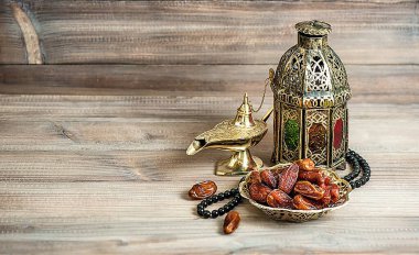 Ramazan ve Kurban Bayramı kavramı 2023 arka plan tarihi Türk geleneksel fener Light Lamba ve Tasbeeh, açık mavi iftar temalı resim, Ramazan Kareem Mübarek 3d arka plan