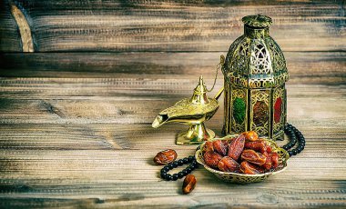 Ramazan ve Kurban Bayramı kavramı 2023 arka plan tarihi Türk geleneksel fener Light Lamba ve Tasbeeh, açık mavi iftar temalı resim, Ramazan Kareem Mübarek 3d arka plan