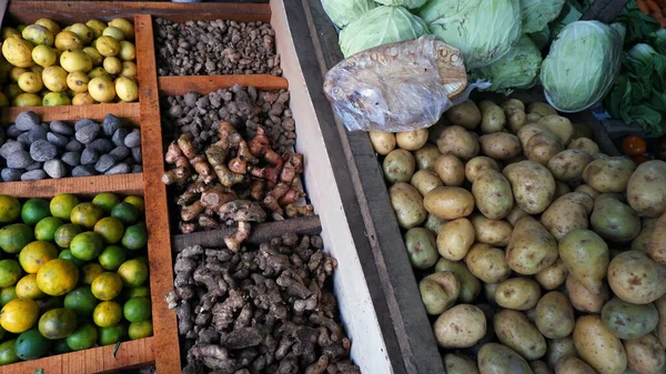 传统蔬菜摊贩展示蔬菜及调味品作烹调之用 — 图库照片