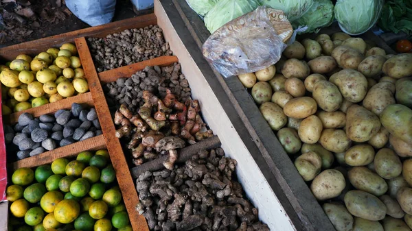 Exibição Vegetais Especiarias Para Cozinhar São Exibidos Comercializados Vendedores Tradicionais — Fotografia de Stock