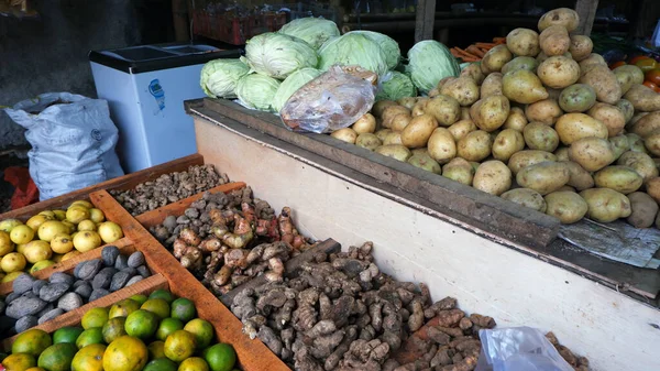 传统蔬菜摊贩展示蔬菜及调味品作烹调之用 — 图库照片