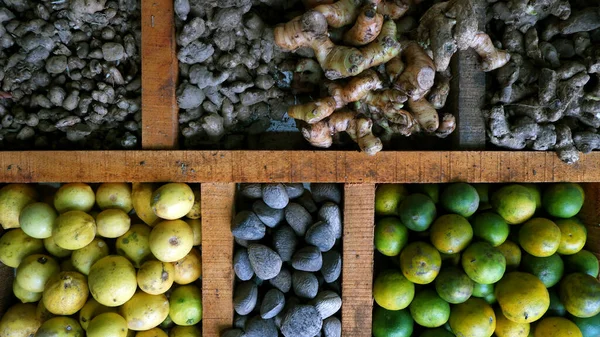 姜黄和其他调味品在传统市场上的分割木桌上展示和销售 调料及保健品 — 图库照片
