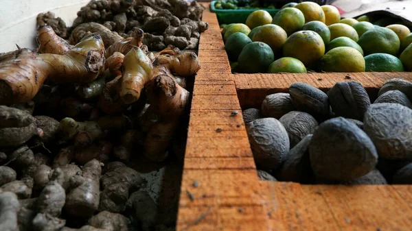 Limão Gengibre Kluwek Outros Temperos São Exibidos Comercializados Mesas Madeira — Fotografia de Stock