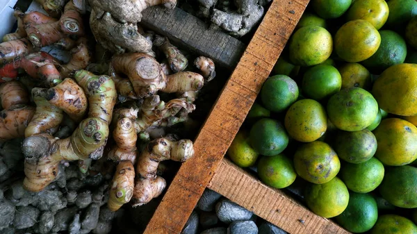 姜黄和其他调味品在传统市场上的分割木桌上展示和销售 调料及保健品 — 图库照片