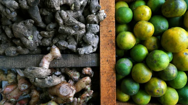 姜黄和其他香料在传统市场上的木制分割桌子上出售 调料及保健品 — 图库照片
