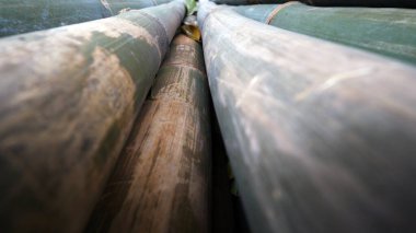 Bambu parçaları yeşil ve kahverengi renklerde düzenlenmiştir. İçi ve dışı için bambu şeritleri.