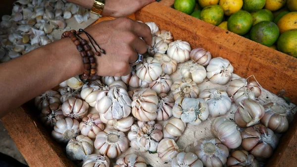 传统市场上销售的新鲜大蒜的质地 是最健康的调味品之一 — 图库照片