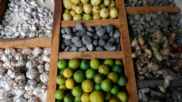 潘吉欧姆 Kluwek 柠檬在传统市场上的木制分割桌子上出售 — 图库照片