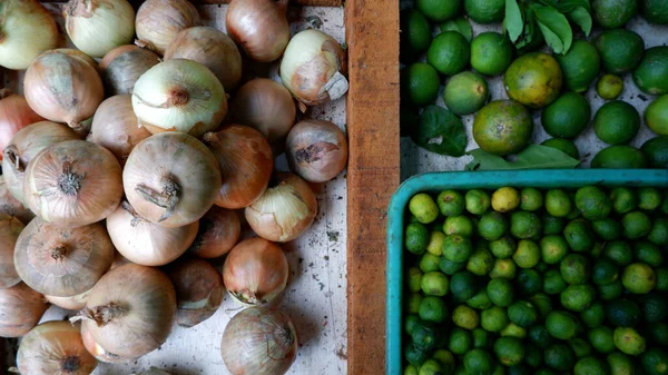 Cebolas Limões Limas São Vendidos Mesas Madeira Divididas Mercados Tradicionais — Fotografia de Stock