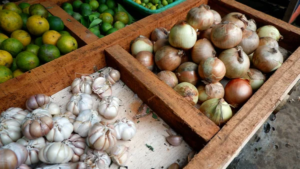 Las Cebollas Limones Limas Venden Mesas Madera Divididas Mercados Tradicionales —  Fotos de Stock