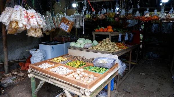 展示传统蔬菜水果店卖的蔬菜及调味品作烹调调料 — 图库照片