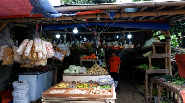 伝統的な八百屋で販売されている調理調味料のための野菜やスパイスの表示 — ストック写真