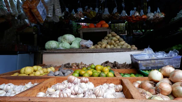 展示传统蔬菜水果店卖的蔬菜及调味品作烹调调料 — 图库照片