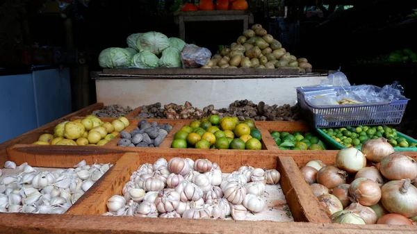 전통적 농장주들 판매하는 조미료로 판매되는 야채와 양념을 전시하는 — 스톡 사진