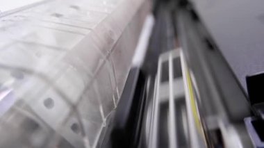 Nokta matris yazıcı kurdeleli bir matbaa makinesi kullanarak kağıt belgeleri yazdırma işlemi. Klasik kağıt yazdırma makinesi.