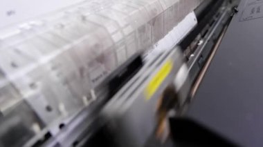 Nokta matris yazıcı kurdeleli bir matbaa makinesi kullanarak kağıt belgeleri yazdırma işlemi. Klasik kağıt yazdırma makinesi.