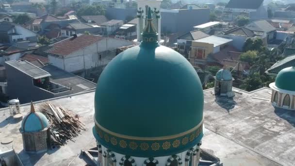 Αεροφωτογραφία Του Πράσινου Τρούλου Του Τζαμιού Πυκνοκατοικημένη Περιοχή — Αρχείο Βίντεο