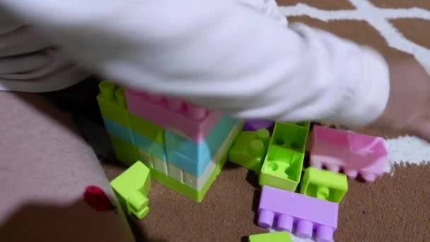 Азиатская Маленькая Девочка Играет Серию Красочных Блоков Дома — стоковое видео