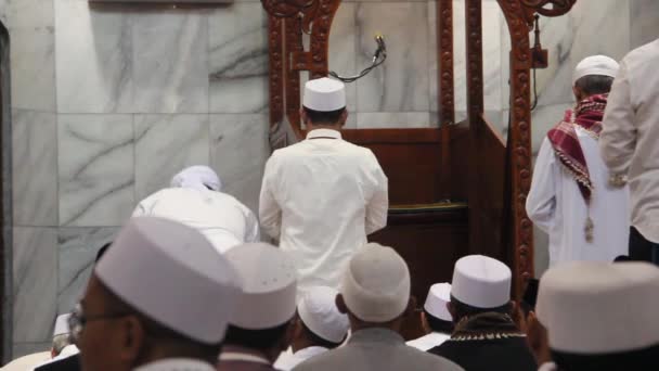 在清真寺的第一排 以传道为背景的Shalat Sunnah或Sunnah祈祷的伊斯兰宗教领袖 — 图库视频影像