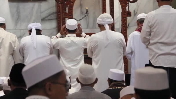 Islamitische Religieuze Leiders Die Soennah Gebeden Uitvoeren Eerste Rij Een — Stockvideo