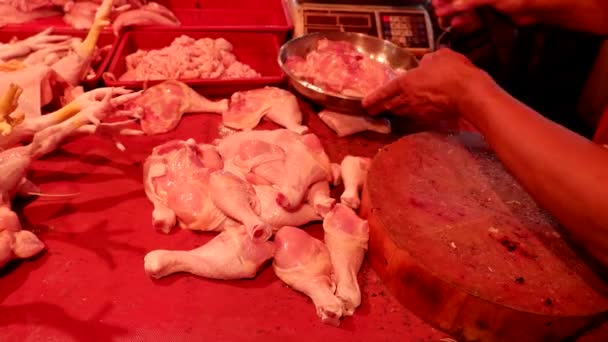 肉商在传统的夜市上出售鸡肉的人 为顾客服务 切割和称量购买的肉 — 图库视频影像