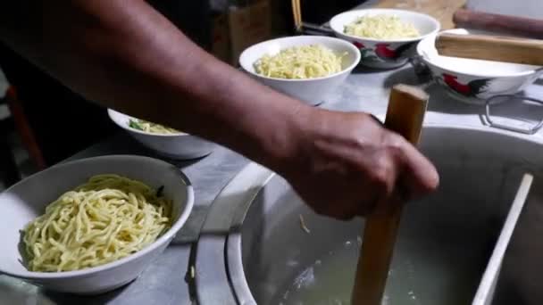 在烹调米糕的过程中 印尼街头食品 厨师准备了一个碗 准备加入鸡肉和酱汁 印度尼西亚街头食品 — 图库视频影像