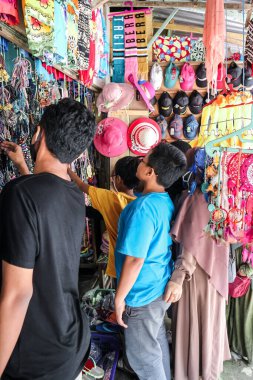 Gundaling Hill ziyaretçileri evlerine götürecek malları seçiyorlar. 
