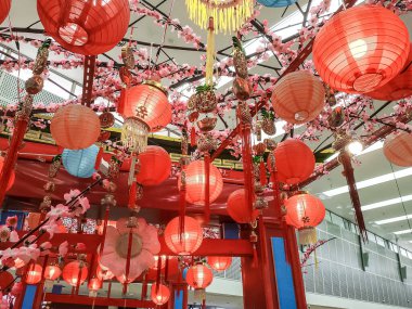 Çin Yeni Yıl süsleri için alışveriş merkezine fener asıyorum.