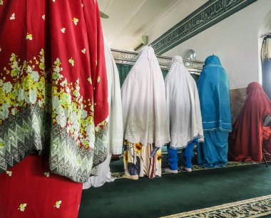 Camideki cemaat cemaatinde dua aktiviteleri düzenlenir. 