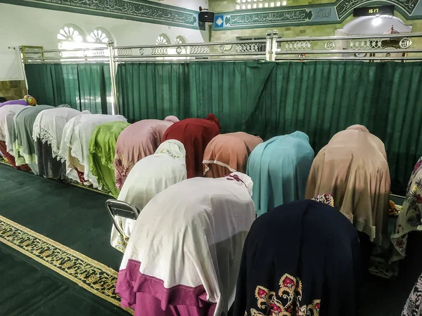 Матір Декламує Молитву Зборі Мечеті Слухає — стокове фото