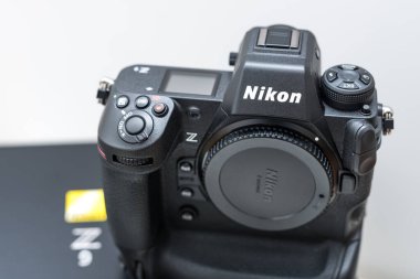 KAUNAS, LITHUANIA - 23 Ekim 2022: Yeni bir NIkon Z9 amiral gemisi aynasız kameranın yakın çekim görüntüsü. Nikon Corporation, merkezi Tokyo, Japonya 'da bulunan çok uluslu bir Japon şirketidir.