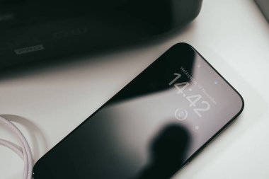 KAUNAS, LITHUANIA - 15 Kasım 2023: USB-C ile yeni Apple iPhone 15 Pro Max şarj ediliyor