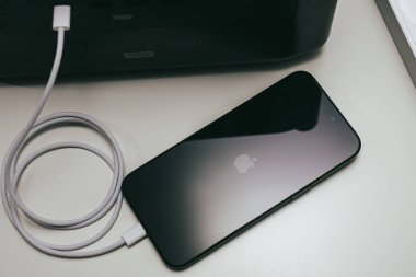 KAUNAS, LITHUANIA - 15 Kasım 2023: USB-C kablo yüklü yeni Apple iPhone 15 Pro Max