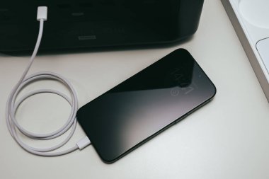 KAUNAS, LITHUANIA - 15 Kasım 2023: USB-C ile yeni Apple iPhone 15 Pro Max şarj ediliyor