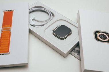 KAUNAS, LITHUANIA - 15 Kasım 2023: yeni Apple Watch Ultra kutusunu açmak. Dayanıklılık sporları, seçkin sporcular gibi uç aktiviteler için tasarlanmış bir spor saati.