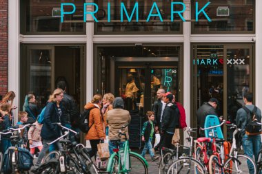 Amsterdam, Hollanda - 2 Mayıs 2017: Bir Primark giyim mağazasının cephesi