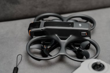 KAUNAS, LITHUANIA - HAZİRAN 04, 2024: DJI Avata 2 FVP İHA 'nın yakın görüntüsü. DJI, hava fotoğrafçılığı ve video için ticari insansız hava araçları üretiyor.