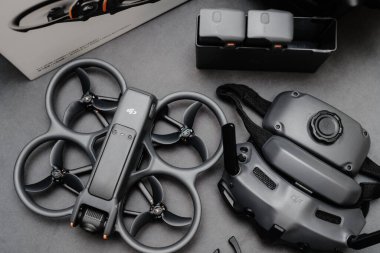 KAUNAS, LITHUANIA - Haziran 04, 2024: Yeni DJI Avata 2 FVP insansız hava aracı açılıyor. DJI, hava fotoğrafçılığı ve video için ticari insansız hava araçları üretiyor.