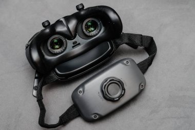 KAUNAS, LITHUANIA - HAZİRAN 04, 2024: FPV İHA için DJI Goggles 3 'ün yakın görüntüsü. DJI, hava fotoğrafçılığı ve video için ticari insansız hava araçları üretiyor.
