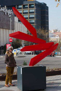 Street view of the sculpture, Razante, rasante, reasoning, by Rafael Barrios exhibited in Calle Ortega y Gasset, Madrid Luxury District, Madrid golden mile, as part of the IberoAmerican contemporary art exhibition.