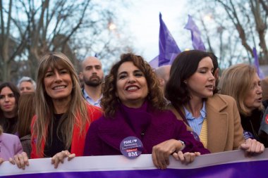 Begona Gomez, PSOE Mprime Minister 'ın eşi ve Maliye Bakanı Maria Jesus Montero. Madrid 'de kadınlar ve taraftarlar, 8. Uluslararası Kadın Günü boyunca kentte gösteri yaptılar..