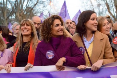 Begona Gomez, PSOE Mprime Minister 'ın eşi ve Maliye Bakanı Maria Jesus Montero. Madrid 'de kadınlar ve taraftarlar, 8. Uluslararası Kadın Günü boyunca kentte gösteri yaptılar..