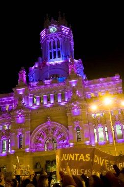 Madrid Belediye Binası önünde 8 Mart göstericileri. Madrid 'de, Atocha' dan İspanya Meydanı 'ndaki Plaza de Espana' ya kadar merkezi dolduran 8. Uluslararası Kadınlar Günü boyunca kadınlar ve taraftarlar şehirde gösteri yaptı.. 
