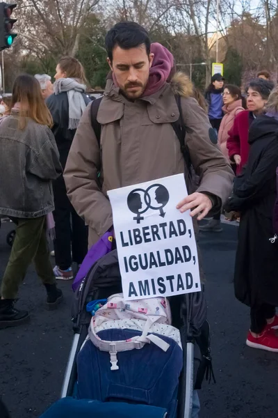 Mężczyzna Plakatem Kobiety Zwolennicy Madrycie Demonstrowali Mieście Podczas Międzynarodowego Dnia — Zdjęcie stockowe