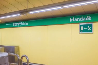 San Bernardo metro istasyonu, Madrid 'de Aziz Patrick Günü' nü kutlamak için değiştirildi.