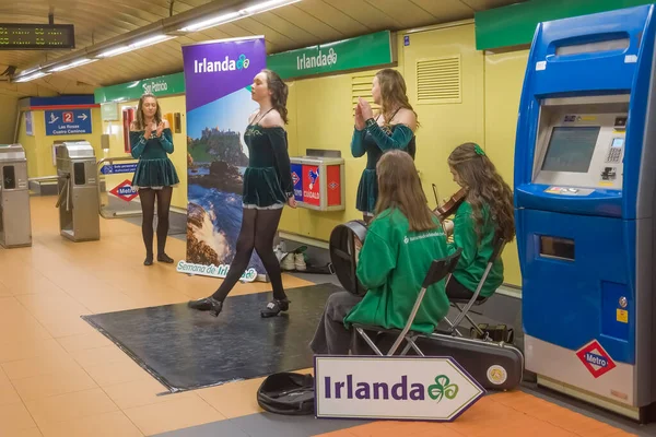 Bailarines Irlandeses Estación Metro San Bernardo Para Celebrar Día San —  Fotos de Stock