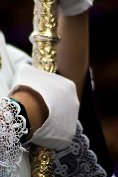 Вид Руки Белой Перчаткой Сжимающей Серебряный Полюс Часть Ритуального Креста — стоковое фото