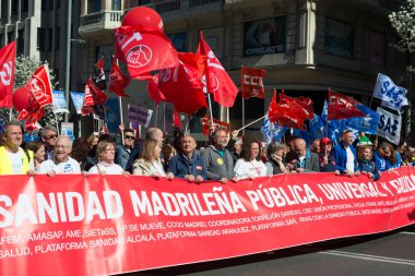 Madrid, Mesa Sectorial de Sanidad, Satse, CCOO, CSIT Unin Profesional ve UGT 'deki önde gelen sendikalar ve diğer otuz örgüt, Madrid' de bir kamu sağlık hizmetini desteklemek amacıyla bir gösteri düzenlediler.. 