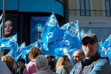 Madrid, Mesa Sectorial de Sanidad, Satse, CCOO, CSIT Unin Profesional ve UGT 'deki önde gelen sendikalar ve diğer otuz örgüt, Madrid' de bir kamu sağlık hizmetini desteklemek amacıyla bir gösteri düzenlediler.. 