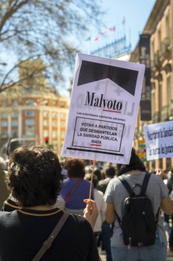 Madrid, Mesa Sectorial de Sanidad, Satse, CCOO, CSIT Unin Profesional ve UGT 'deki önde gelen sendikalar ve diğer otuz örgüt, Madrid' de bir kamu sağlık hizmetini desteklemek amacıyla bir gösteri düzenlediler.. 